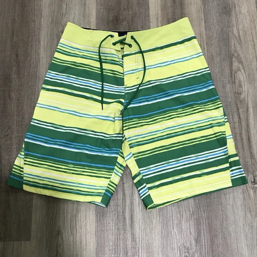 Under Armour Swim Trunks Mens Size 32 Striped Board Shorts Heat Gear Beach
